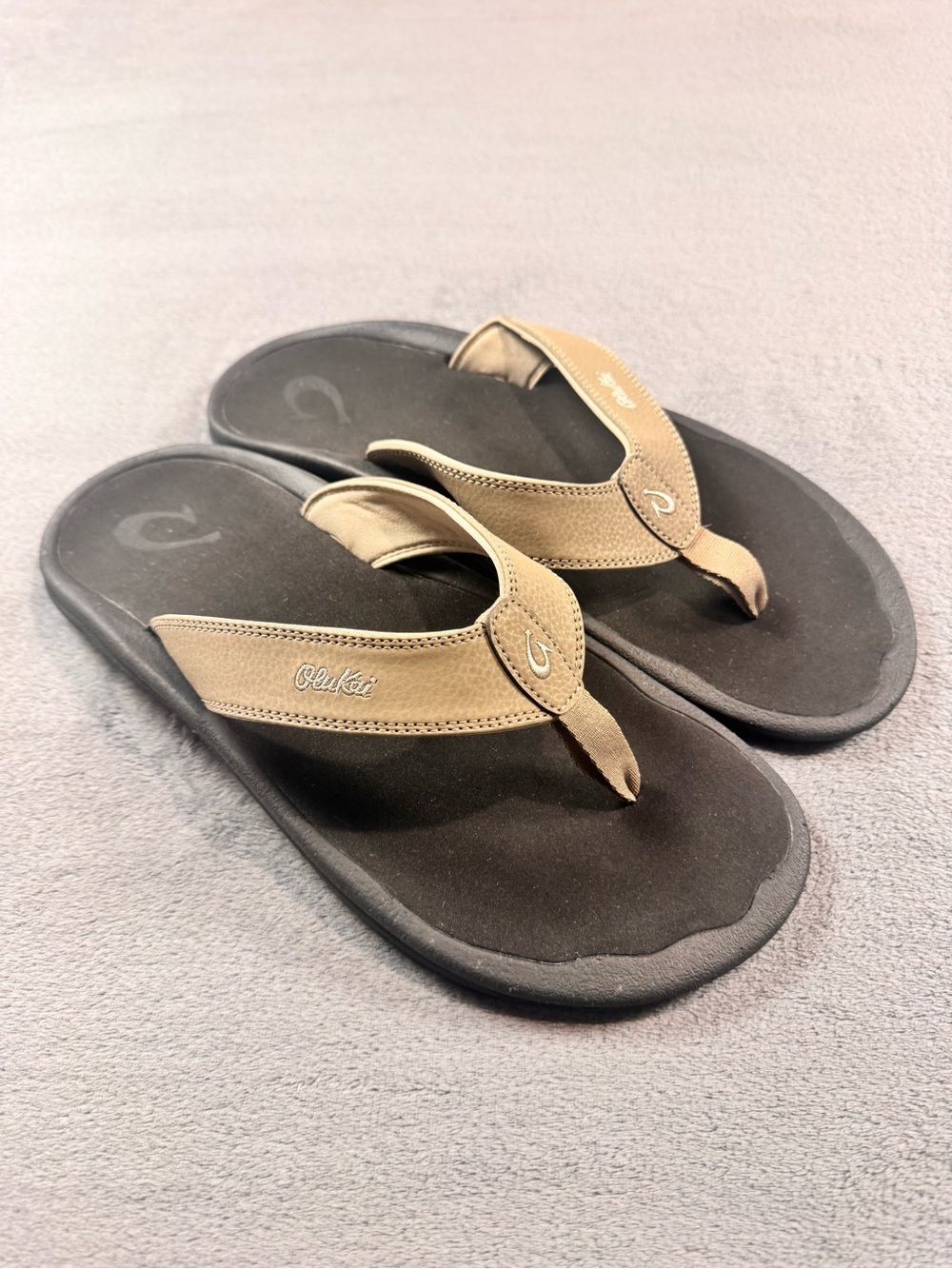 OluKai ‘Ohana Men's Taupe and Black Beach Sandals